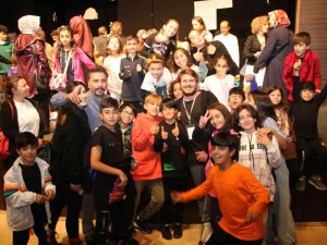 Elazığ’da ’Momo’ Adlı Çocuk Tiyatro Oyununa Yoğun İlgi