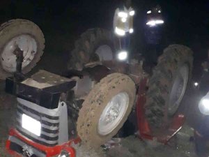 Tarlada Devrilen Traktörün Altında Kalan Çiftçi Hayatını Kaybetti