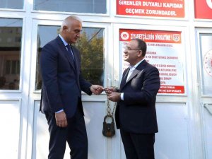 Adalet Bakanı Bozdağ, Diyarbakır Cezaevi’ne Kilit Vurdu