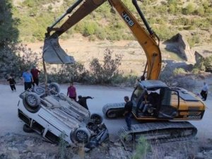 Otomobil Uçtuğu Şarampolden İş Makinası İle Çıkarıldı