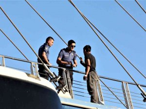 Üst Geçitte İntihar Teşebbüsü Polisin Kollarında Son Buldu