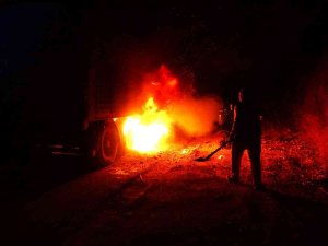 Alev Alan Tırın Lastiğini Kürekle Toprak Atıp Söndürmeye Çalıştı