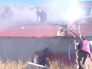 Bayburt’ta Çatıda Çıkan Yangın Söndürüldü