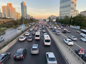İ̇stanbul’da Haftanın İlk Günü Trafik Yoğunluğu Yüzde 51’e Ulaştı