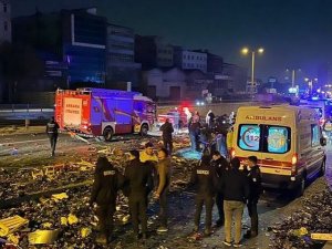 Başkentte Tır Refüje Çarptı: 2 Yaralı