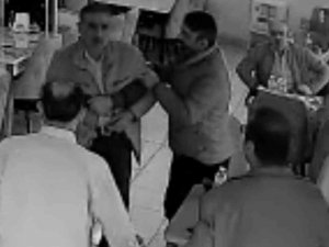 Van’da Panik Dolu Anlar: Nefes Borusuna Yiyecek Kaçan Müşteriyi İş Yeri Sahibi Kurtardı