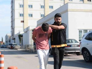 Parkta Tartışan Kuzenler, Kendilerini Uyaran Genci Bıçakladı