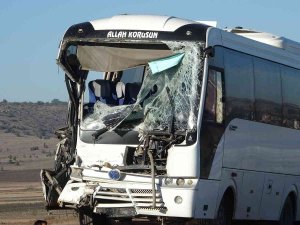 Kütahya’da İşçi Servisi İle Pancar Yüklü Traktör Çarpıştı: 13 Yaralı