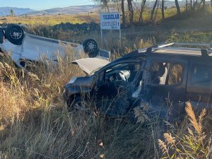 Çarpışan İki Hafif Ticari Araç Tarlaya Uçtu: 6 Yaralı