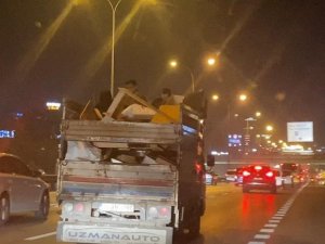 Maltepe’de Kamyonet Kasasında Tehlikeli Yolculuk: Sohbet Eşliğinde Sigara İçtiler
