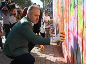 Bursa’da Duvarları Tuvale Dönüştüren Şenlik
