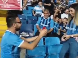 Evlenme Teklifini Tribünde Yaptı