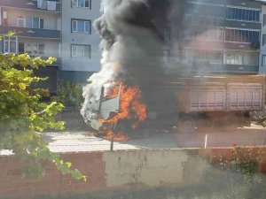 Kamyon Alev Alev Yandı