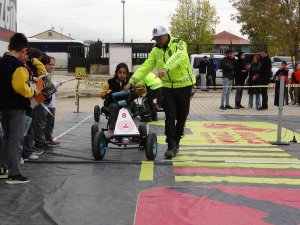 Emniyet Genel Müdürlüğünün ‘Mobil Trafik Eğitim Tır’ı Yüksekova’da
