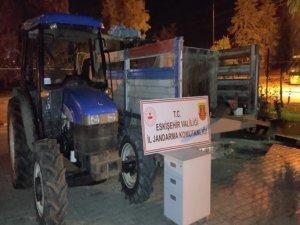 Çalıntı Traktörün Yanında Aparat Çalarken Suçüstü Yakalandılar