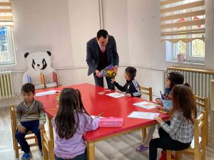 Digor’da Kaymakamdan Çocuklara Oyuncak