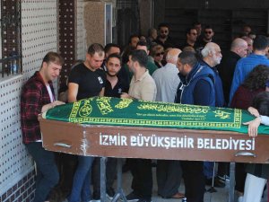 İ̇zmir’de Boşanma Aşamasındaki Eşi Tarafından Öldürülen Kadın Son Yolculuğuna Uğurlandı