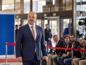 Romanya Savunma Bakanı Dincu İstifa Etti