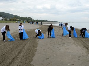 Öğrenciler, İklim Değişikliğine Dikkat Çekmek İçin Sahilde Çevre Temizliği Yaptı