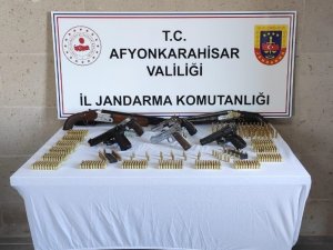 Piyasadan Topladığı Silahları Satamadan Jandarmaya Yakalandı
