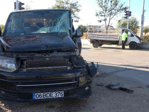 Minibüs, Kırmızı Işıkta Bekleyen Kamyonete Çarptı: 2 Yaralı