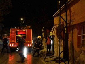 Benzinle Tutuşturulmak İstenen Soba Evi Yaktı, 3 Kişi Dumandan Etkilendi