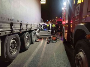 İ̇zmir’de Hafif Ticari Araç Tıra Ok Gibi Saplandı: 1 Ölü