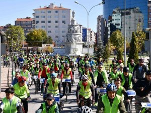 İ̇klim Değişikliğine Dikkat Çekmek İçin Pedal Çevirdiler