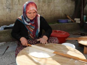 Amasyalı Kadınlar Kışlık ‘Erişte Ve ‘Cimcik’ İçin Kolları Sıvadı