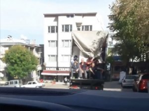 Bursa’da Kamyonet Kasasında Tehlikeli Yolculuk Kameralarda