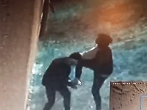 Balkonda Asılı Çamaşırları Çaldılar