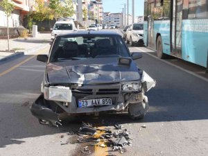 Elazığ’da Trafik Kazası: 2 Yaralı