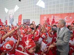 Bayram Coşkusu Yüzme Şenlikleriyle Başladı