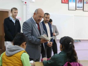 Müdür Başyiğit, İlkokul Öğrencilerine Kitap Hediye Etti