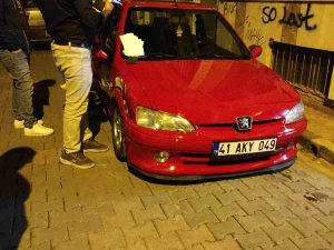 Park Halindeki Araca Çarpan Otomobil Yan Yattı, Sürücü Yara Almadan Kurtuldu