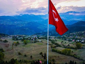 Oba Köyünün Bayrak Aşkı