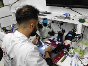 Tamir İçin Getirilen Telefon Böyle Patladı, O Anlar Kamerada
