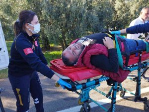 Otomobil İlaç Tankerine Çarptı: 3 Yaralı