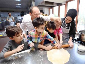 Kreş Öğrencileri Makarna Yaptı