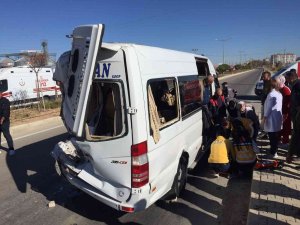 Yozgat’ta Kamyon İle Minibüs Çarpı 11 Kişi Yaralandı
