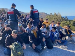 İ̇zmir’de 107 Düzensiz Göçmen Ve 11 Organizatör Yakalandı