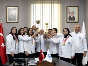 Kayü Rektörü, Mersin’den Ödülle Dönen Aşçılık Öğrencilerini Kabul Etti