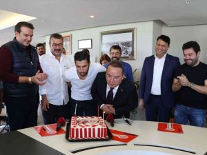 Başkan Böcek Yeni Yaşını Sürpriz Kutlamalarla Karşıladı