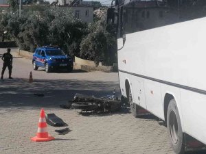 Şehir İçi Minibüs Motosikletle Çarpıştı:1 Yaralı