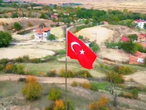 Binali Yıldırım’ın Hediye Ettiği Türk Bayrağını Köyün En Tepesine Diktiler