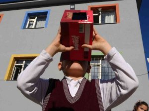 Karton Kutudan Yapılan Düzenekle Güneş Tutulması Heyecanı
