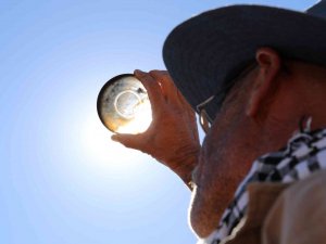 Tarihi Anı Kaçırmamak İçin Çay Tabağını Karartıp İzledi