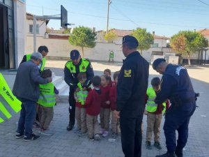 Manisa’da "Okul Yolunda Güvendeyim" Projesinde Öğrencilere Yelek Dağıtıldı