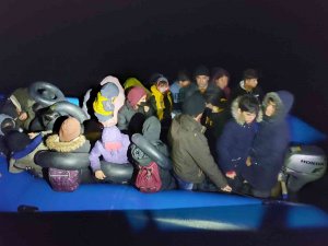 Ayvacık Açıklarında 33 Kaçak Göçmen Yakalandı