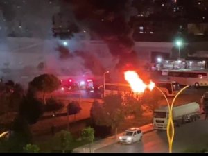 İ̇zmir’de Servis Otobüsü Alev Alev Yandı